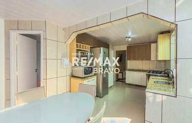 Imagem: A casa possui 3 Dormitórios, 2 Banheiros, 2 Vagas na garagem