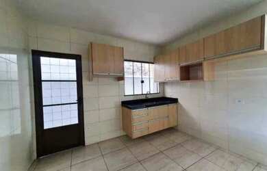 Imagem: A casa possui 3 Dormitórios, 1 Banheiro, 1 Vaga na garagem