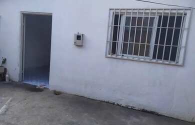 Imagem: A casa possui 3 Dormitórios, 1 Banheiro, 3 Vagas na garagem