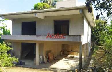 Imagem: A casa possui 3 Dormitórios, 2 Banheiros, 5 Vagas na garagem