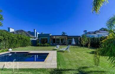 Imagem: O apartamento possui 3 Dormitórios, 1 Banheiro, 3 Vagas na