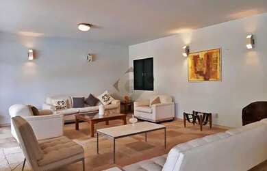 Imagem: A casa possui 5 Dormitórios, 5 Banheiros, 4 Vagas na garagem