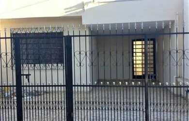 Imagem: A casa possui 3 Dormitórios, 1 Banheiro, 2 Vagas na garagem