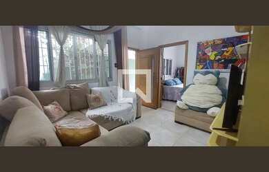 Imagem: A casa possui 3 Dormitórios, 2 Banheiros, 2 Vagas na garagem