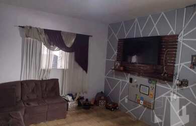 Imagem: A casa possui 3 Dormitórios, 1 Banheiro, 2 Vagas na garagem