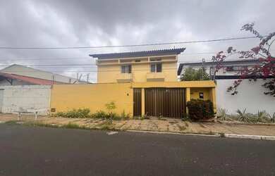 Imagem: A casa possui 5 Dormitórios, 5 Banheiros, 300m² de Área e