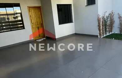 Imagem: A casa possui 2 Dormitórios, 2 Banheiros, 2 Vagas na garagem