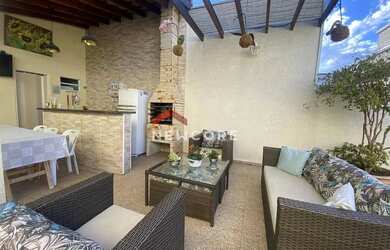 Imagem: A casa possui 3 Dormitórios, 3 Banheiros, 2 Vagas na garagem