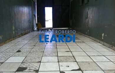 Imagem: O depósito à venda possui 5 Vagas na garagem e 800m² de Área