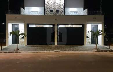 Imagem: A casa possui 3 Dormitórios, 2 Banheiros, 2 Vagas na garagem