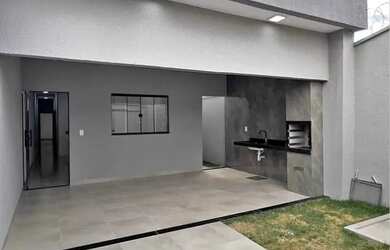 Imagem: A casa possui 3 Dormitórios, 2 Banheiros e 2 Vagas na garagem