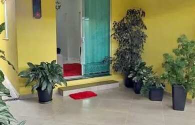 Imagem: A casa possui 2 Dormitórios, 2 Banheiros, 2 Vagas na garagem