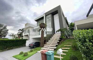 Imagem: A casa possui 4 Dormitórios, 5 Banheiros, 4 Vagas na garagem