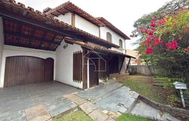 Imagem: A casa possui 3 Dormitórios, 5 Banheiros, 4 Vagas na garagem