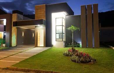 Imagem: A casa possui 3 Dormitórios, 1 Banheiro, 2 Vagas na garagem