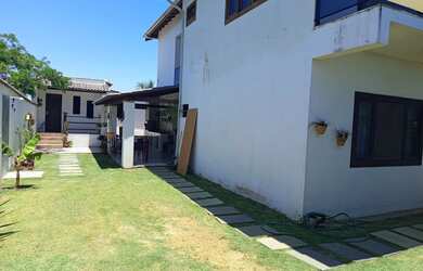 Imagem: A casa possui 4 Dormitórios, 4 Banheiros e 4 Vagas na garagem