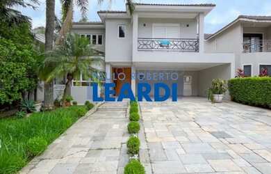 Imagem: A casa em condomínio possui 4 Dormitórios, 5 Banheiros, 4