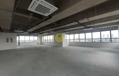 Imagem: O depósito possui 5 Vagas na garagem, 413m² de Área e está