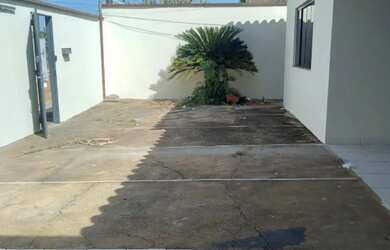 Imagem: A casa possui 3 Dormitórios, 2 Banheiros, 3 Vagas na garagem