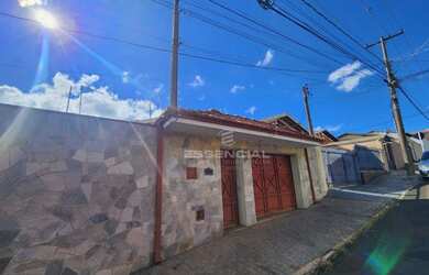 Imagem: A casa possui 2 Dormitórios, 2 Banheiros, 3 Vagas na garagem