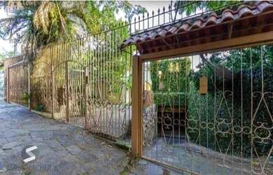 Imagem: A casa possui 4 Dormitórios, 3 Banheiros, 4 Vagas na garagem