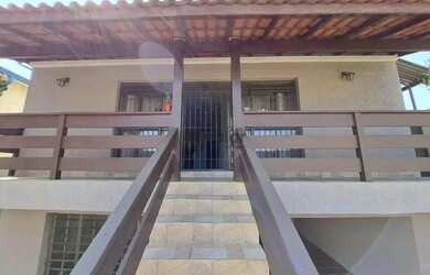 Imagem: A casa possui 3 Dormitórios, 2 Banheiros, 2 Vagas na garagem