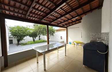 Imagem: A casa possui 3 Dormitórios, 2 Banheiros, 2 Vagas na garagem