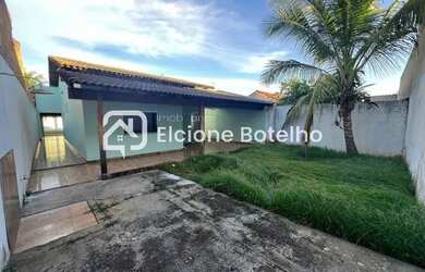 Imagem: A casa possui 3 Dormitórios, 1 Banheiro, 2 Vagas na garagem