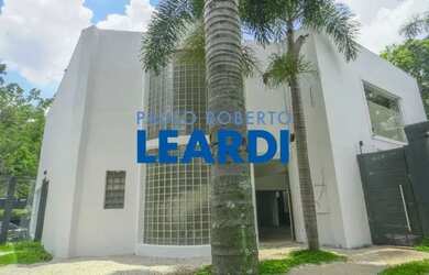 Imagem: O depósito possui 5 Vagas na garagem, 497m² de Área e está