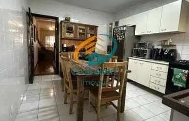 Imagem: A casa possui 2 Dormitórios, 1 Banheiro, 2 Vagas na garagem