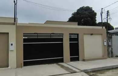 Imagem: A casa possui 3 Dormitórios, 2 Banheiros, 2 Vagas na garagem