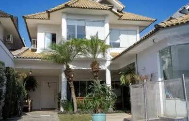 Imagem: A casa possui 3 Dormitórios, 5 Banheiros, 4 Vagas na garagem