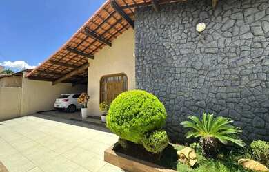 Imagem: A casa à venda possui 5 Dormitórios, 4 Banheiros, 2 Vagas