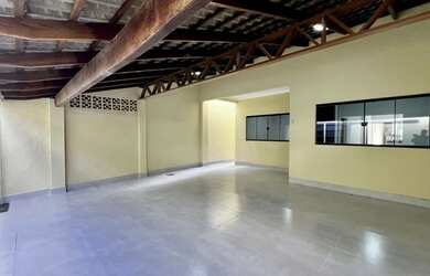 Imagem: A casa possui 4 Dormitórios, 3 Banheiros, 3 Vagas na garagem