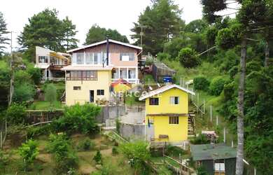 Imagem: A casa possui 4 Dormitórios, 5 Banheiros, 2 Vagas na garagem