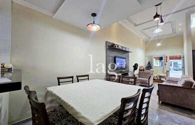 Imagem: A casa em condomínio possui 4 Dormitórios, 2 Banheiros, 2