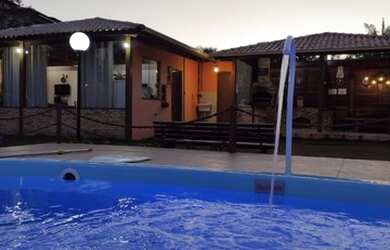 Imagem: A casa possui 1 Dormitório, Acomodam 4 pessoas, 1 Vaga na garagem