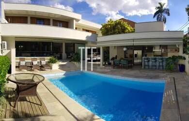 Imagem: A casa possui 3 Dormitórios, 5 Banheiros, 4 Vagas na garagem