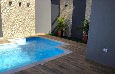 Imagem: A casa possui 3 Dormitórios, 3 Banheiros, 3 Vagas na garagem