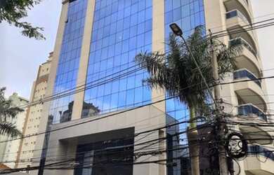 Imagem: O depósito possui 5 Vagas na garagem e 225m² de Área e está