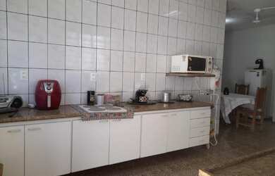 Imagem: A casa possui 3 Dormitórios, 3 Banheiros, 4 Vagas na garagem