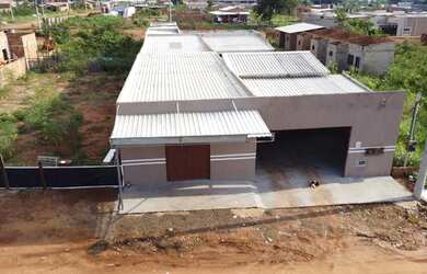 Imagem: A casa possui 2 Dormitórios, 2 Banheiros, 2 Vagas na garagem