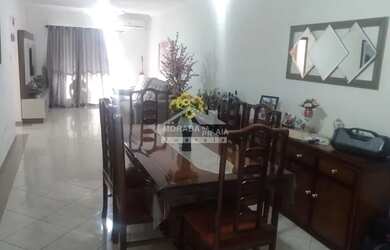 Imagem: O apartamento possui 3 Dormitórios, 1 Banheiro, 2 Vagas na