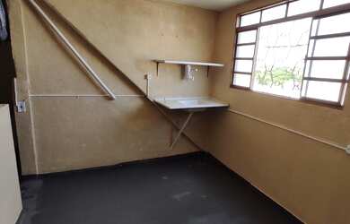 Imagem: A kitnet possui 1 Dormitório, 1 Banheiro e 1 Vaga na garagem