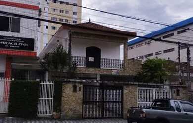 Imagem: A casa possui 3 Dormitórios, 1 Banheiro, 1 Vaga na garagem