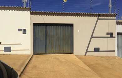 Imagem: A casa possui 2 Dormitórios, 1 Banheiro, 2 Vagas na garagem