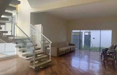 Imagem: A casa possui 3 Dormitórios, 1 Banheiro, 2 Vagas na garagem