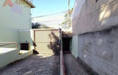 Imagem: A casa possui 1 Dormitório, 2 Banheiros, 1 Vaga na garagem