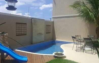 Imagem: A casa possui 4 Dormitórios, 5 Banheiros, 2 Vagas na garagem