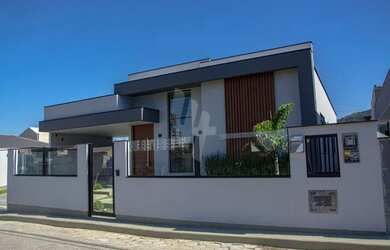 Imagem: A casa possui 3 Dormitórios, 2 Banheiros, 2 Vagas na garagem